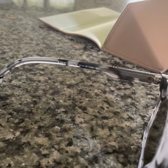 Burberry sunglasses, like new, EUC. - Picture 5 of 6